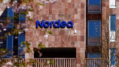 Logotipo da Nordea, na sede central do banco em Estocolmo, Suécia