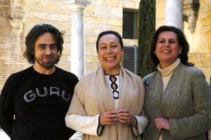 La bailaora Cristina Hoyos, en el centro, junto a la consejera de Cultura de la Junta de Andalucía, Rosa Torres, y el director escénico Ramón Oller, momentos antes de presentar 'Viaje al Sur'.