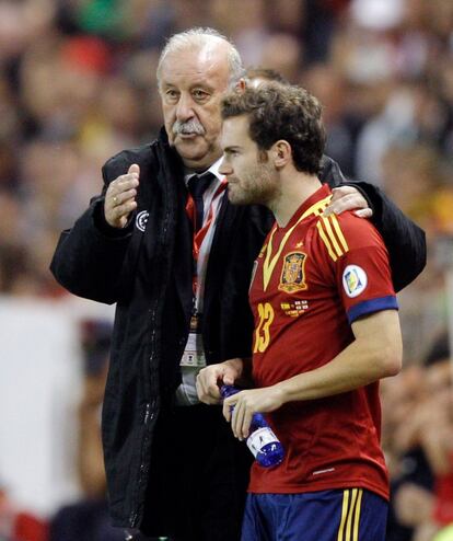 Del Bosque conversa con Mata antes de que saliera al campo.