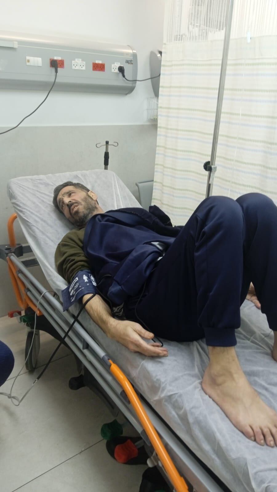 Ashraf Al Muhtaseb, no hospital para onde foi transferido em abril passado, assim que foi libertado da prisão.