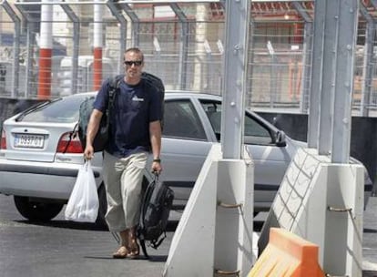 Para llegar a las terminales de embarque, los pasajeros deben caminar por zonas sin aceras ni pasos de cebra y por las que transitan camiones, como muestran las imágenes.