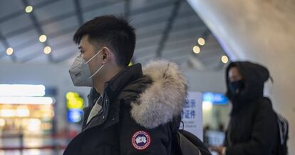 Un pasajero chino con una máscara para protegerse del virús. 