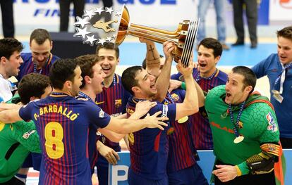 Los jugadores del Barça levantan el trofeo de campeones de Europa. 