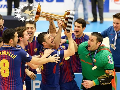 Los jugadores del Barça levantan el trofeo de campeones de Europa. 