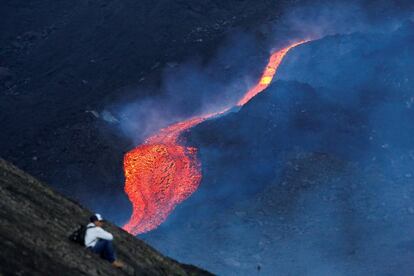 El volcán Pacaya tiene más de 2.500 metros sobre el nivel del mar, está ubicado a unos 40 kilómetros al sur de la Ciudad de Guatemala y es uno de los volcanes más activos del país.