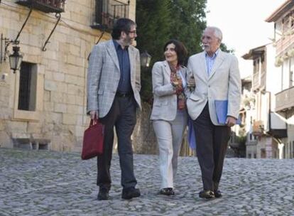 De izquierda a derecha, Antonio Muñoz Molina, Ángeles Mastretta y Luis Mateo Díez, ayer en Santillana del Mar.