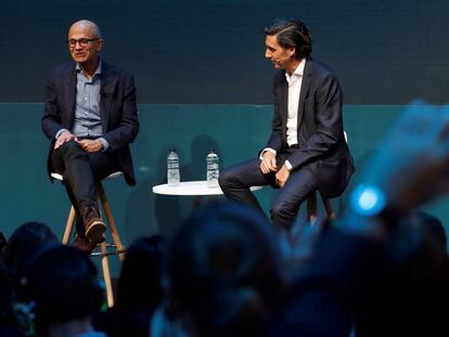 El presidente de Telefónica, José María Álvarez Pallete (d) y el consejero delegado de Microsoft , Satya Nadella. en el MWC19.