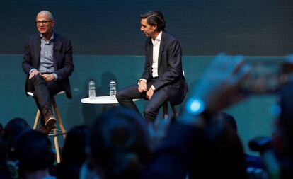 El presidente de Telefónica, José María Álvarez Pallete (d) y el consejero delegado de Microsoft , Satya Nadella.