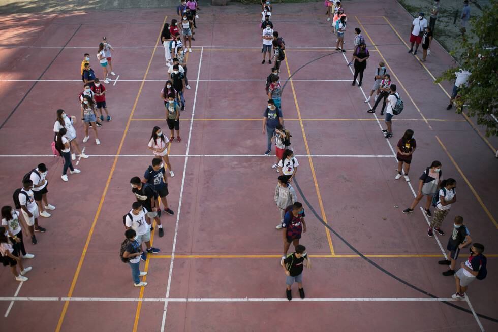 En la imagen, alumnos de primero de la ESO hacen cola en el patio antes de entrar a las aulas en septiembre.