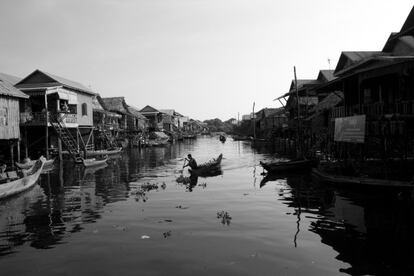 La foto que forma parte de la serie "Human and the waters" describe el estilo de vida de los camboyanos que vive alrededor del lago Tonle Sap porque es su principal fuente de agua y comida (Camboya, 2012).
