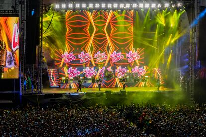 El grupo de música regional mexicana fundado en San José, California, Los tigres del norte, durante su presentación en el Zócalo de Ciudad de México.