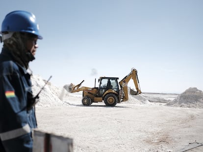 Maquinaria mueve minerales en la inauguración de la planta de procesamiento de litio en Uyuni (Bolivia), el pasado 15 de diciembre.