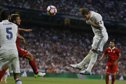 Sergio Ramos (derecha) cabecea el balón.