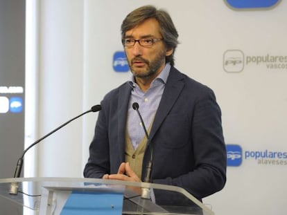 Iñaki Oyarzábal, durante su comparecencia en la sede del PP en Vitoria.