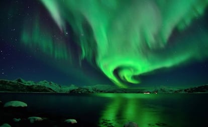 Aurora boreal sobre Kvaloya, en Tromso (Noruega).