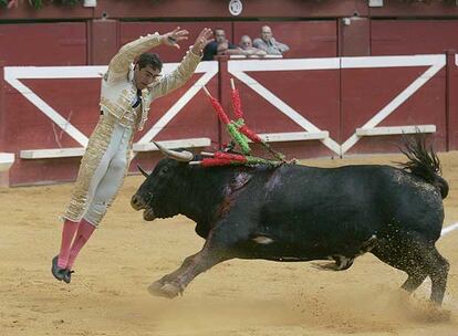 El Fandi, tras poner un par de banderillas a su segundo toro.