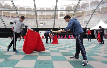 Alumnos de la Escuela Taurina 'El Fundi' en una clase en la plaza de Las Ventas.