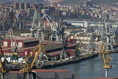 Las antiguas instalaciones portuarias en la Ría de Bilbao.