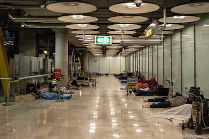 La planta uno de la Terminal 4 donde han sido reubicadas las personas sin hogar.