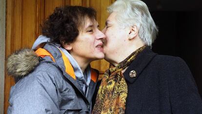 L'auxiliar d'infermeria Teresa Romero amb la seva mare, Jesusa, a la porta de casa seva a Becerreá (Lugo).