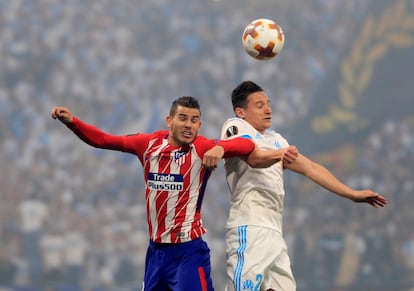 Lucas Hernández (izquierda), del Atlético de Madrid, y Florian Thauvin, del Marsella, saltan para hacerse con el balón.