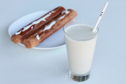 Vaso de horchata natural con fartons.