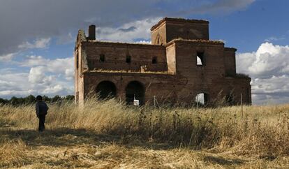 Junto a las ruinas de esta iglesia se encuentran los restos del antiguo pueblo de Polvoranca, igualmente en abandono y sin protección.