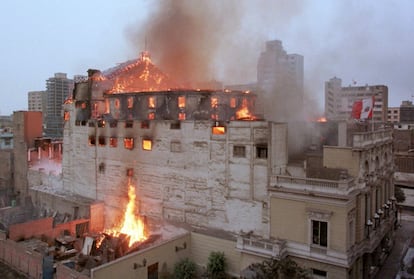 <b>3 de agosto de 1998</b>. El centenario edificio del Teatro Municipal de Lima (Perú) quedó devastado tras un incendio atribuido al recalentamiento de unos reflectores colocados demasiado cerca del telón del escenario.