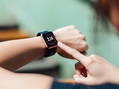 Artículo de EL PAÍS Escaparate en el que se describe una serie de ofertas de 'smartwatches' en la primavera de Amazon.