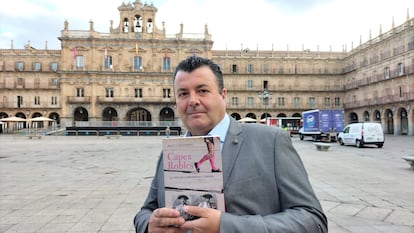 El autor del libro, Paco Cañamero, en la Plaza Mayor de Salamanca.
