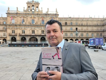 El autor del libro, Paco Cañamero, en la Plaza Mayor de Salamanca.
