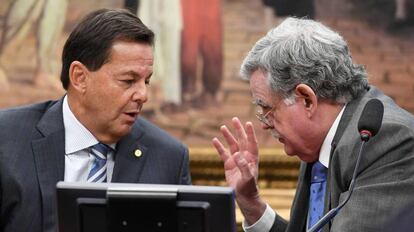 O deputado Sergio Zveiter e o advogado de Temer, Mariz de Oliveira, na CCJ.