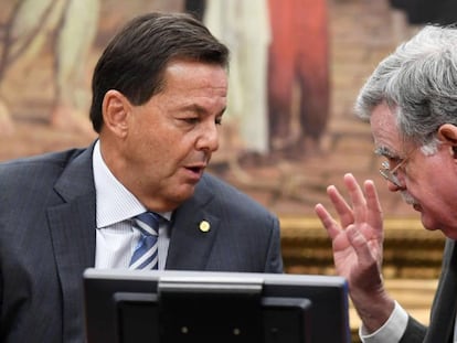 O deputado Sergio Zveiter e o advogado de Temer, Mariz de Oliveira, na CCJ.