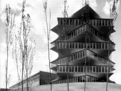 La torre de los laboratorios Jorba en Madrid, conocida como Pagoda de Fisac.