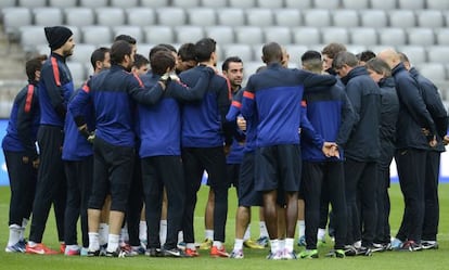 Xavi escucha la charla de Vilanova en el entrenamiento en Múnich.