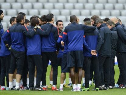 Xavi escucha la charla de Vilanova en el entrenamiento en Múnich.