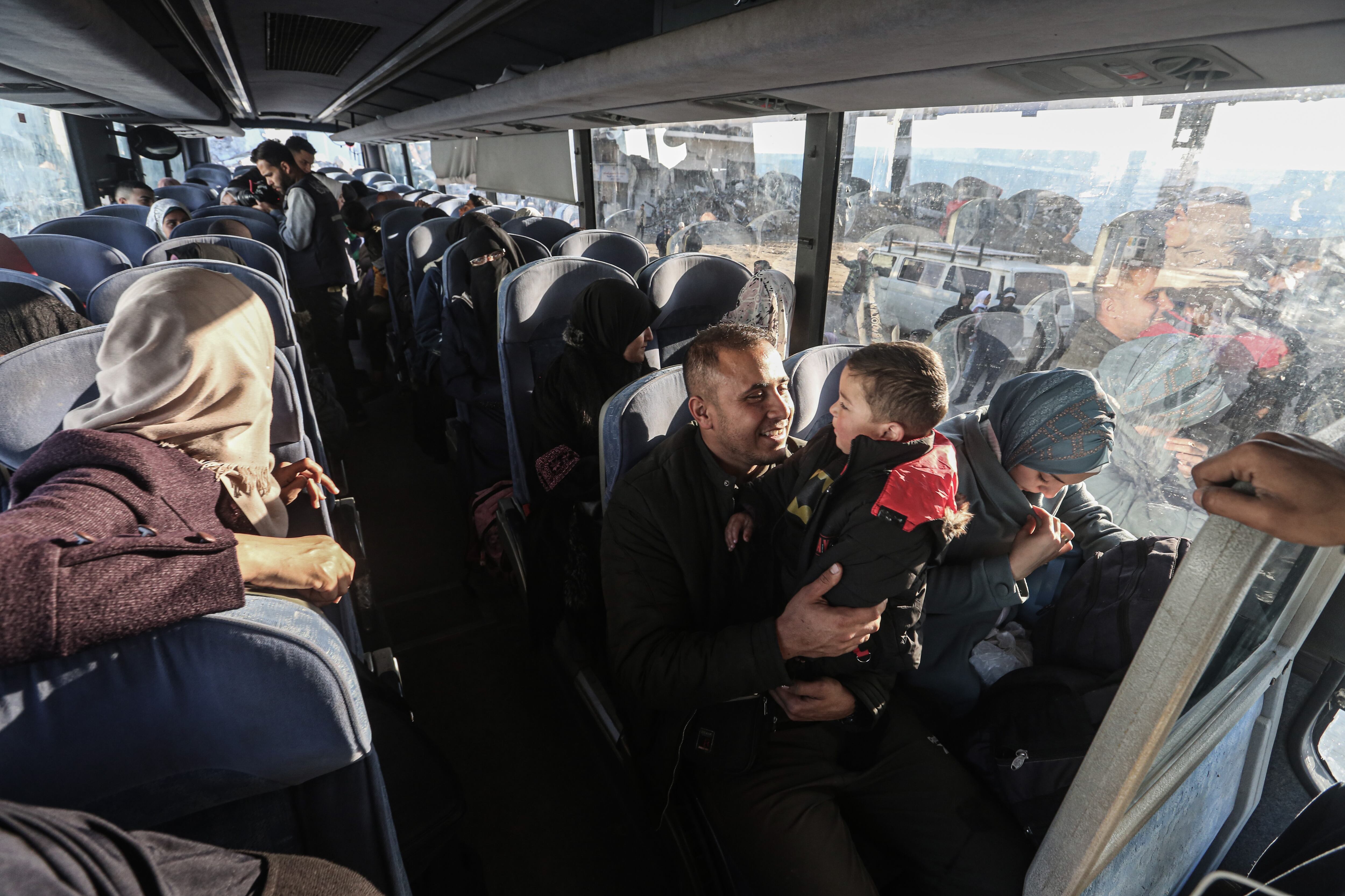 Hamás libera a tres rehenes e Israel excarcela a más de 180 presos y permite las primeras evacuaciones médicas