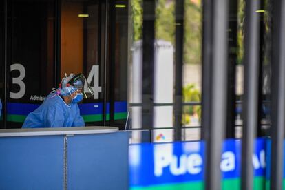 Uma profissional de saúde na entrada do hospital Trinidad Teaching Medical Center, em Caracas, na sexta-feira.