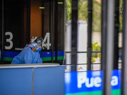 Uma profissional de saúde na entrada do hospital Trinidad Teaching Medical Center, em Caracas, na sexta-feira.