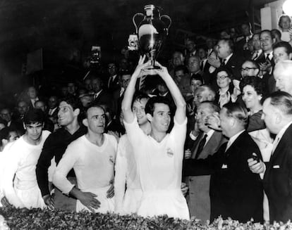 Los jugadores del Real Madrid recogen el trofeo que les acredita como campeones de Europa tras imponerse al Reims por 2 goles a 0, el 8 de junio de 1959.
