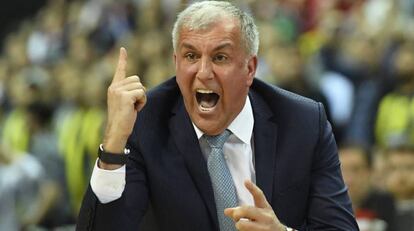 Zeljko Obradovic da instrucciones a los jugadores del Fenerbahce.