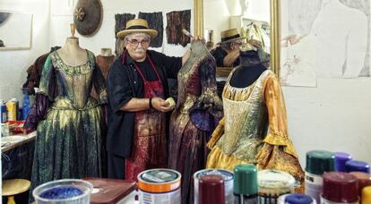 El diseñador Pedro Moreno fotografiado en su estudio del centro de Madrid.