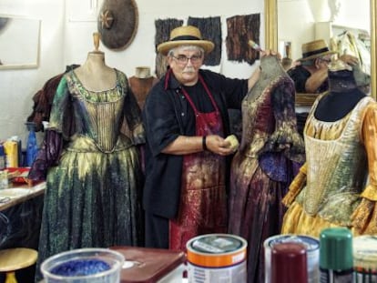 El diseñador Pedro Moreno fotografiado en su estudio del centro de Madrid.