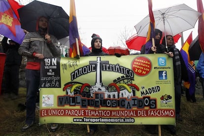 Pero las medidas establecidas en la ley de Memoria Histórica no cerraron el debate en torno al monumento. En la imagen, de noviembre de 2011, un grupo de manifestantes convocados por la Federación Estatal del Foro por la Memoria y el Foro Social de la Sierra del Guadarrama reclaman la desacralización de la basílica y la exhumación tanto de Francisco Franco como de José Antonio Primo de Rivera.