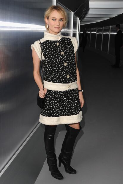 Diane Kruger no se está perdiendo ni una pasarela. Aquí, bicolor lista para Chanel.