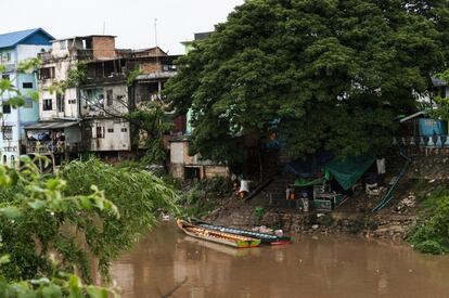 Myanmar y Tailandia están separados únicamente para el Moei, un río estrecho de aguas color marrón. Muchos birmanos lo cruzan ilegalmente para entrar en Tailandia. Algunos se instalan en el país, mientras que otros atraviesan a diario la corriente clandestinamente para trabajar en Mae Sot. Cruzar la frontera sin documentos se ha vuelto más peligroso desde que estalló la covid-19. Hace poco, las autoridades tailandesas empezaron a intensificar los controles fronterizos debido al aumento de casos de la enfermedad en Myanmar.