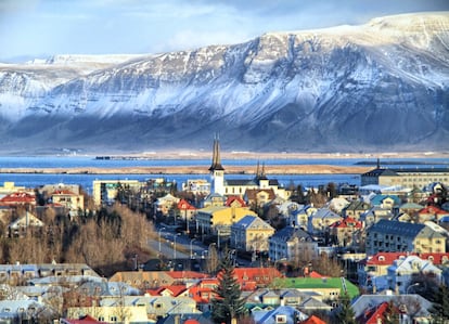 En realidad, el número de habitantes de Islandia es mucho mayor del oficial. En la escuela nacional de elfos y hadas, la Álfaskólin, hay un montón de cosas que aprender sobre todas estas ubicuas y hurañas criaturas islandesas. Pocas cosas se hacen en el país sin tener en cuenta al 'huldufólk', la población oculta. Hay hasta un asesor élfico para proyectos de construcción: vigila que las nuevas calles o casas no dañen el hábitat de elfos, enanos, ondinas y troles. <br></br> Más información: theelfschool.com