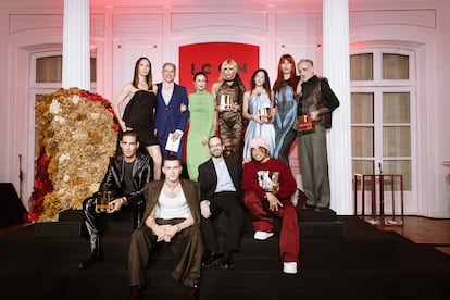 Foto de familia de entregadores, premiados y parte del equipo de la revista durante la fiesta del décimo aniversario de ICON.