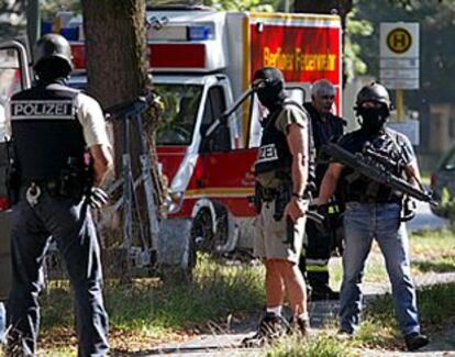 Un grupo especial de la policía alemana vigila la entrada de la Embajada iraquí en Berlín.