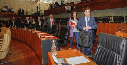 Guillermo Fernández Vara (derecha), al inicio del debate de moción.
